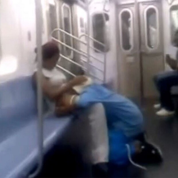 Будни рукоблудов: женщина прилюдно мастурбировала в поезде, а мужчина подмывался кока-колой