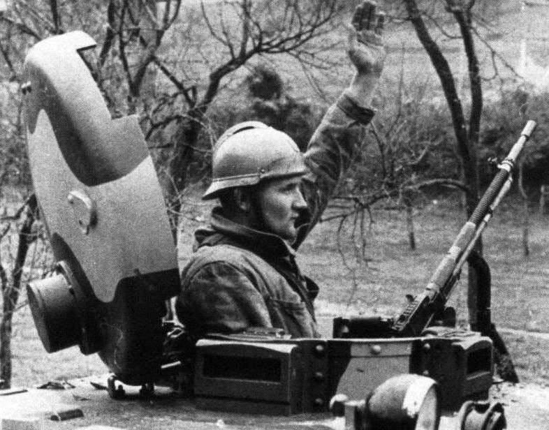 Почему немцы и англичане не придумали нормальный танковый шлем