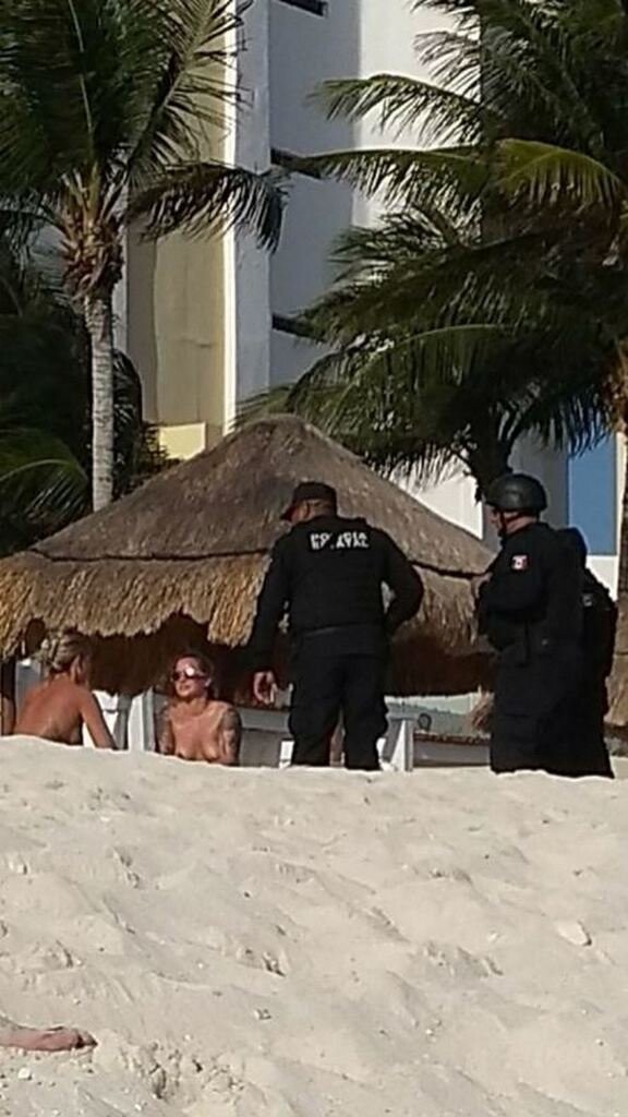 Троих мексиканских полицейских отстранили от службы за фото с туристками