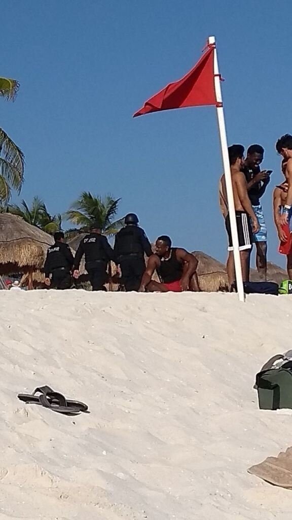 Троих мексиканских полицейских отстранили от службы за фото с туристками