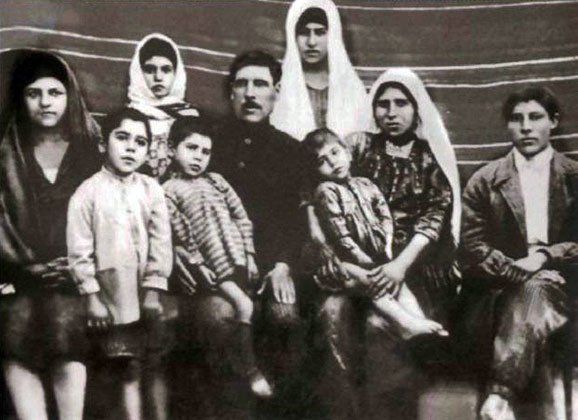 Гейдар Алиев (второй слева) со своей семьей