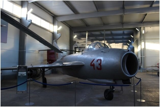  Миг-17 Первый из серийных истребителей, на котором была преодолена скорость звука в горизонтальном полёте. Выпускался с 1951 года. Принимал участие в боевых действиях во Вьетнаме и на Ближнем Востоке.