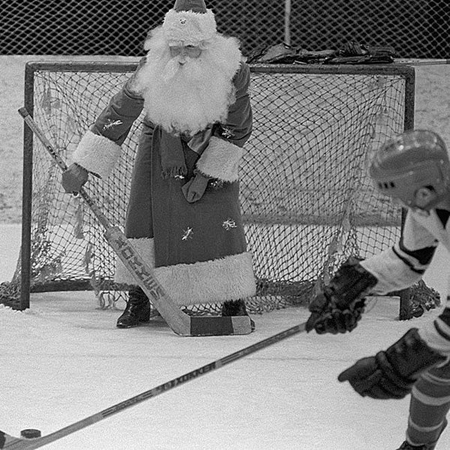 Теперь не пропустим !!  Дед Мороз играет в хоккей с воспитанниками детской спортивной школы. 1982 год. Киев.