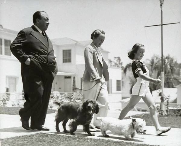 Альфред Хичкок с женой и дочерью на прогулке.