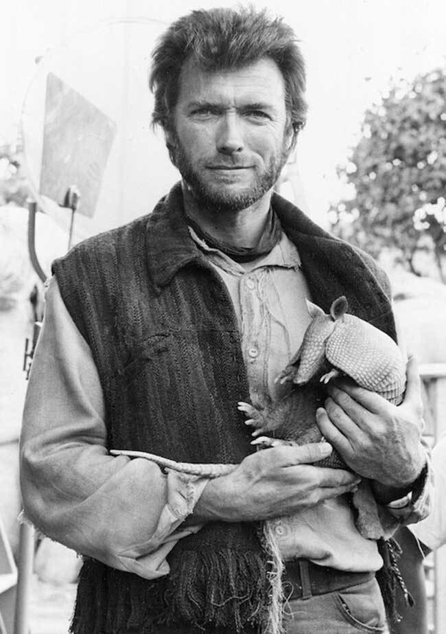 Клинт Иствуд с "карманным динозавром" армадилло.