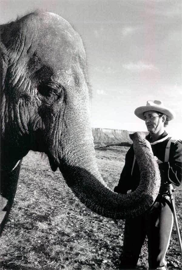 Билл Мюррей со слоном на съёмках "Больше, чем жизнь"(1996).