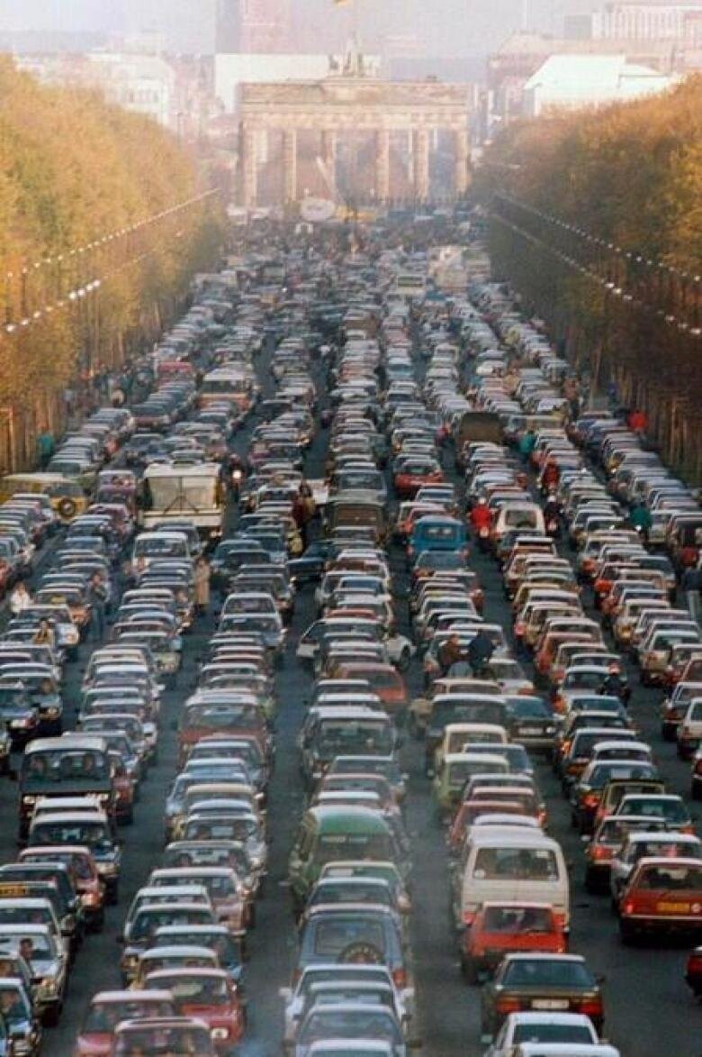 8. Бранденбургские ворота между Восточной и Западной Германией в первую субботу после падения Берлинской стены, 1989