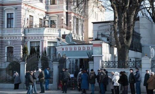 У посольства РФ в Риге очередь из желающих проголосовать - 250 метров. 