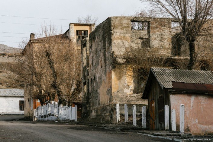 Как живут люди в забытом и затерянном в горах поселке Ачисай