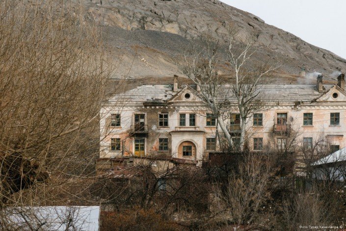 В поселке очень много двух-, трех- и четырехэтажных домов советской постройки. Как выяснилось, многие из них практически не заселены.
