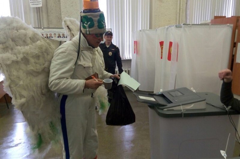 Древарх попытался "удобрить" избирательный участок в Архангельске конским навозом