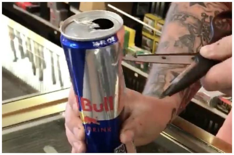 Выпить и обалдеть: на дне банки с Red Bull парень обнаружил неприятный сюрприз