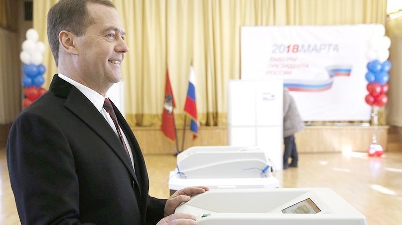 Премьер-министр Медведев испортил бюллетень. Видео