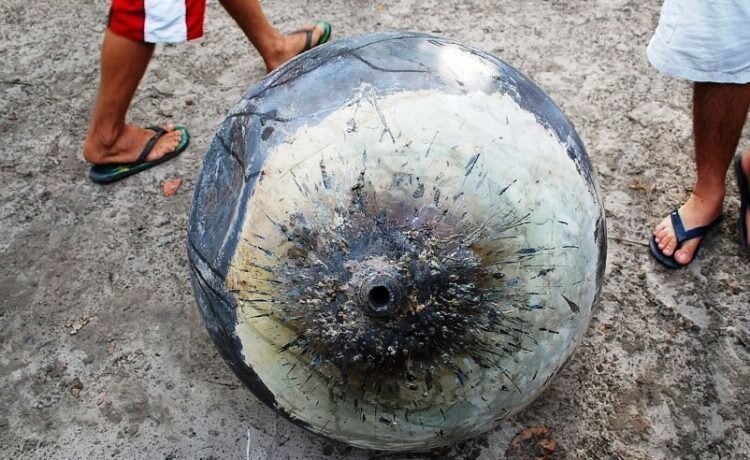 И в Бразилии - жителей деревни перепугал упавший 50-ти килограммовый шар. К счастью он упал на краю деревни и повредил лишь деревья, но шума наделал много и в прямом и в переносном смысле