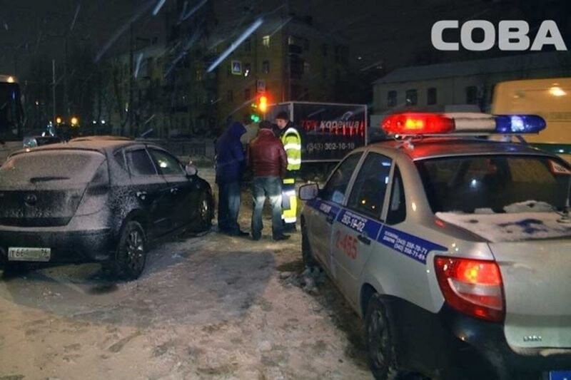 Авария дня. В Екатеринбурге Hyundai Porter протаранил две легковушки