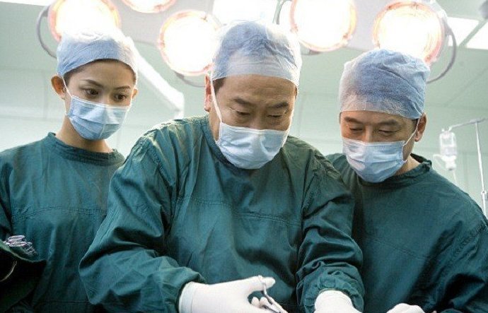 Хирург Вей Юбин извлек из почек пациента 420 камней