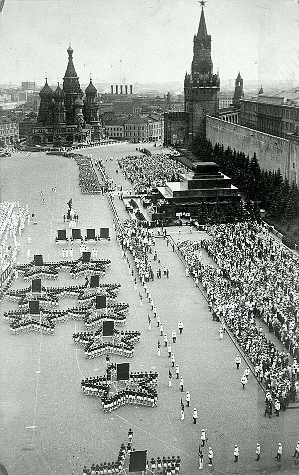 Парад из молодых спортсменов из республик СССР, на Красной площади в Москве. 1 мая 1937.