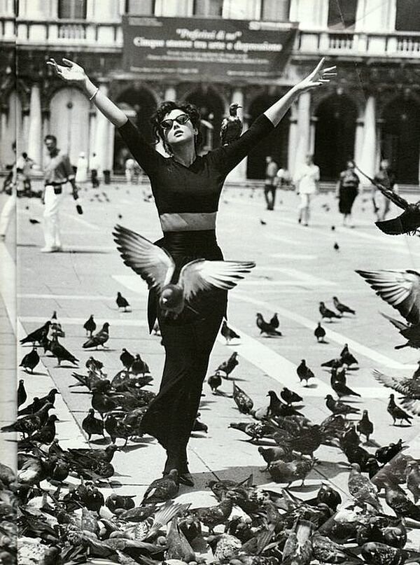 Моника Беллуччи и голуби Лондона. октябрь 1994