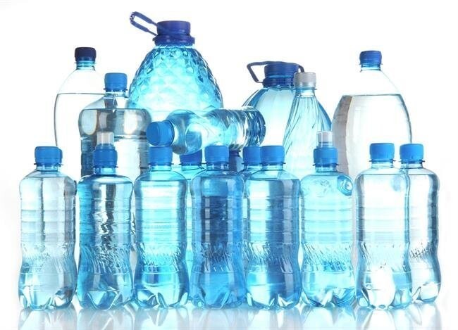 В пластиковых бутылках с водой обнаружены вредные микрочастицы