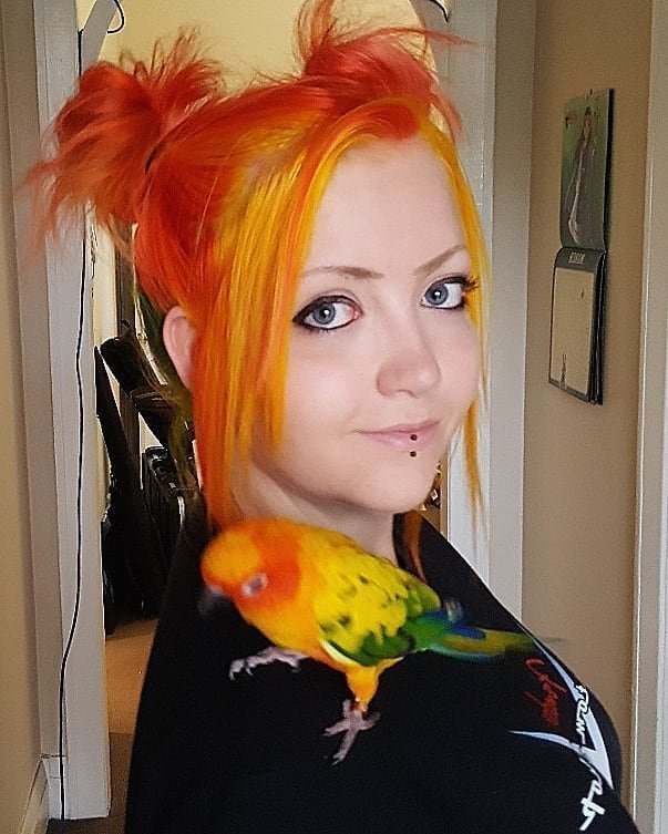 Австралийка покрасила волосы в цвет своего попугая, и это может стать трендом