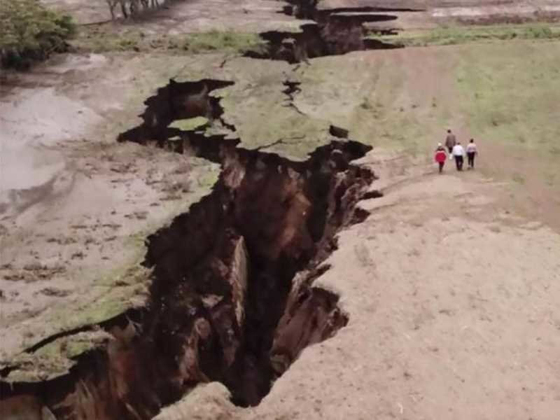  Геолог объяснил, что после возникновения разлома открылась большая дыра, поглотившая всю воду (в этому районе недавно было наводнение), в результате чего в земле появилось ещё больше трещин