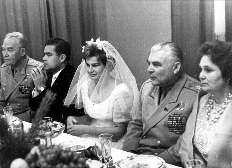 Министр обороны Р.Я. Малиновский с супругой, фото по всей видимости уже в квартире А. Николаева