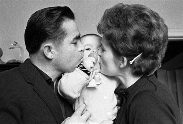 8 июня 1964 г. у них родилась дочь Елена