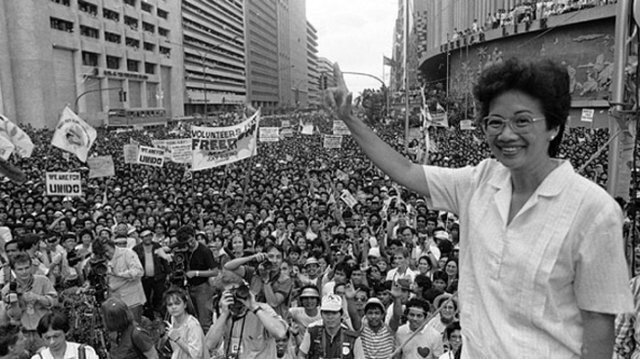 на должность президента страны Маркос переизбирался 5 раз. На Выборах 1986 года ему противостояла женщина - Корасон Акино