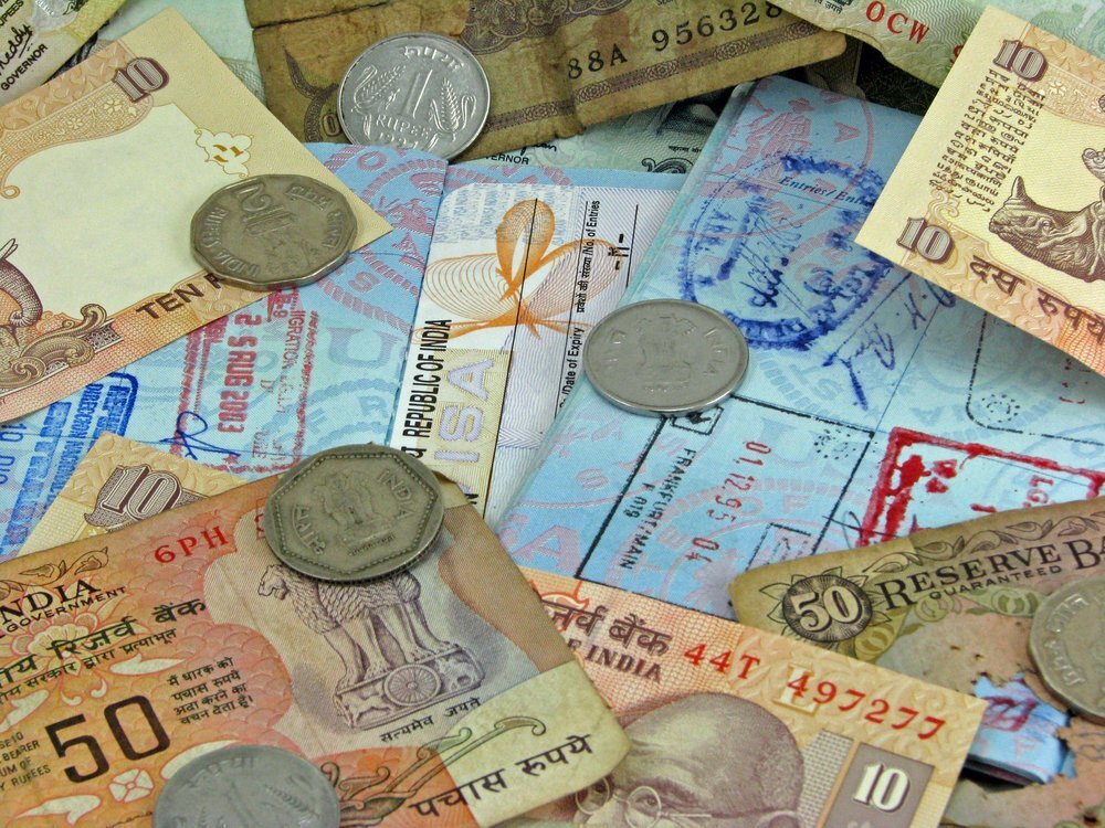 3 currencies. Деньги Индии. Валюта Индии. Индия деньги арт. Деньги Индии фото.