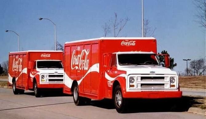 Привычная нам сегодня бело-красная ливрея появилась на автомобилях с «Кока-Колой» только в первой половине 70-х годов. На фото Chevrolet C60.