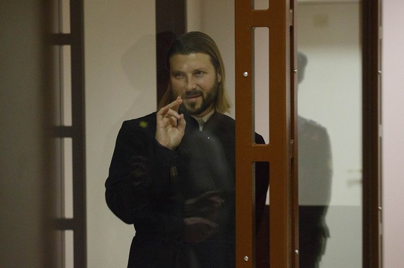 Осужденный за педофилию клирик Грозовский отправился в колонию строгого режима