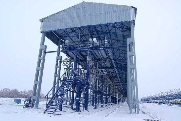 На Омском НПЗ «Газпром нефти» завершена реконструкция железнодорожной эстакады для отгрузки светлых нефтепродуктов в вагоны-цистерны. 