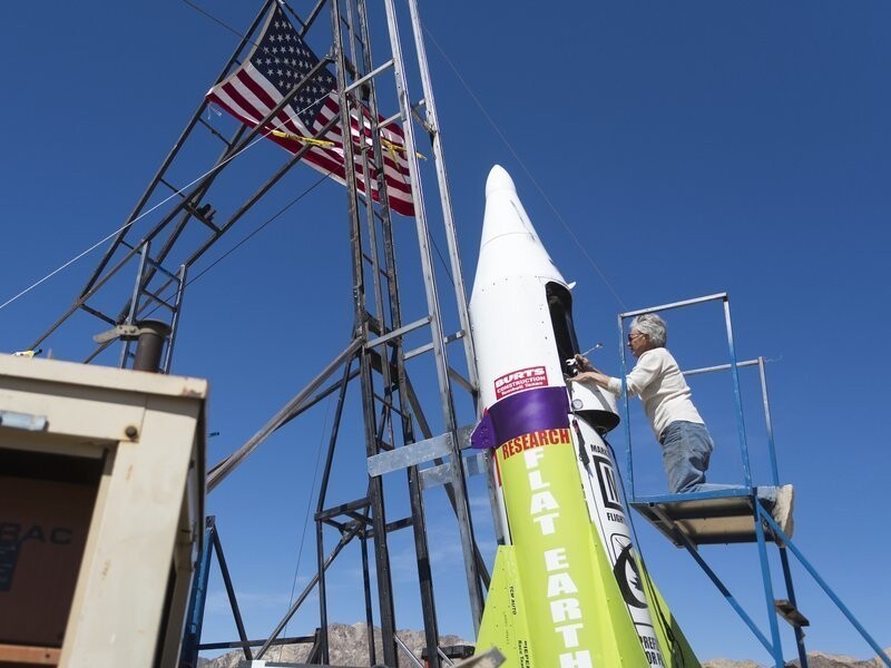 Приверженец теории плоской Земли совершил полет на «самопальной» ракете