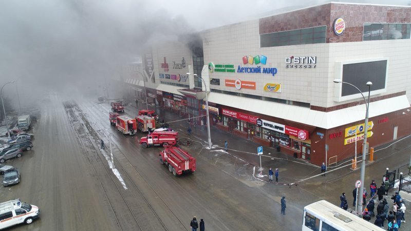 В Кемерово загорелся торговый центр, в числе жертв есть дети