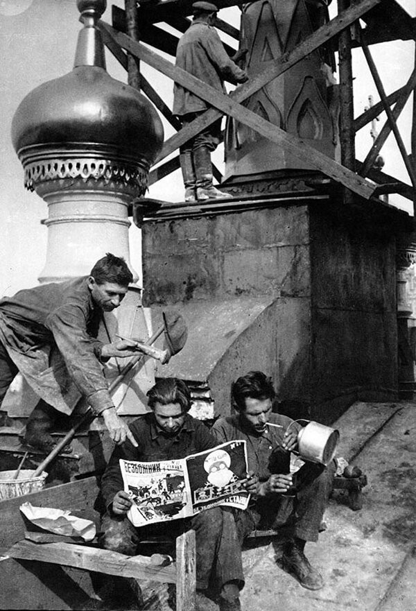 1927. Работники читают антирелигиозный журнал в обеденный перерыв