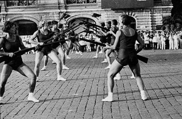 1930. Участницы парада физкультурников
