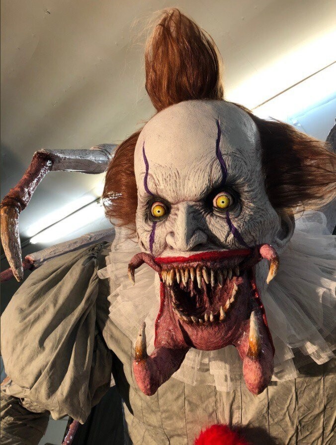Посетители могут купить эту аниматронную модель клоуна и, например, поставить у себя на лужайке во время Хэллоуина