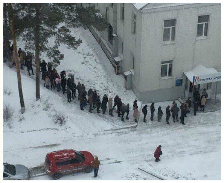 А это Кемерово сегодня утром. Очередь на сдачу крови для пострадавших.