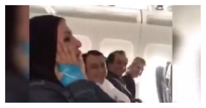 Мусульманка запела в самолете от страха