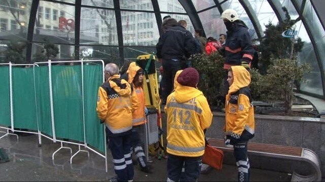 Ступени эскалатора внезапно рухнули вниз, зажевав пассажира метро