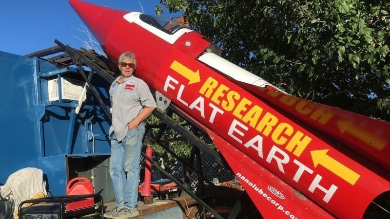 Чтобы доказать, что Земля — плоская, калифорниец совершил полет на самодельной ракете