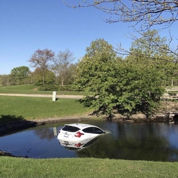 "Момент, когда оставил машину на нейтралке, а она перепрыгнула бордюр и остановилась в озере прямо перед твоим полем для гольфа"
