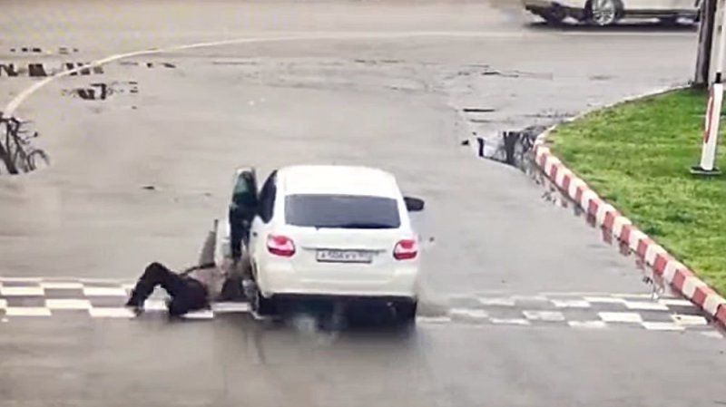 Угон автомобиля в Майкопе: вор протащил хозяина машины по асфальту