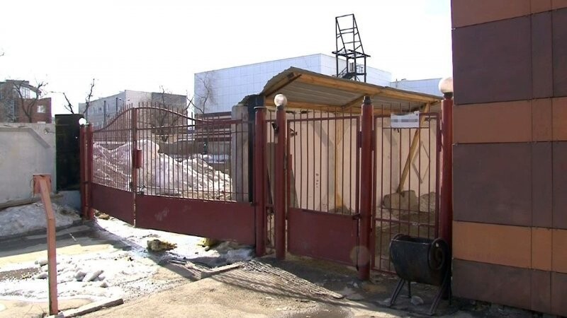 Висящий на заборе труп молодого человека в Иркутске