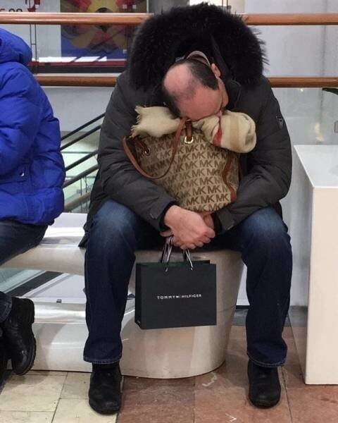 Тот момент, когда ждешь свою жену на шоппинге