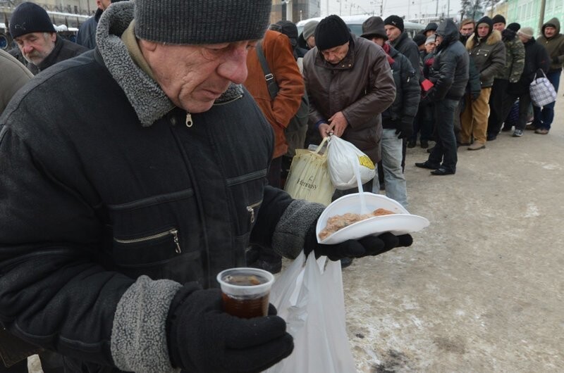 На Чкаловском в Ростове раздавали еду бомжам