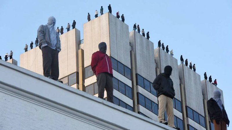 В Лондоне на крыше здания телестудии ITV появились 84 мужские фигуры