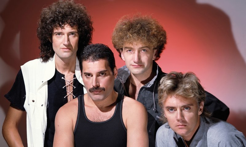 "Bohemian Rhapsody" рок-группы Queen признали самой популярной и часто исполняемой песней в поездках на машине