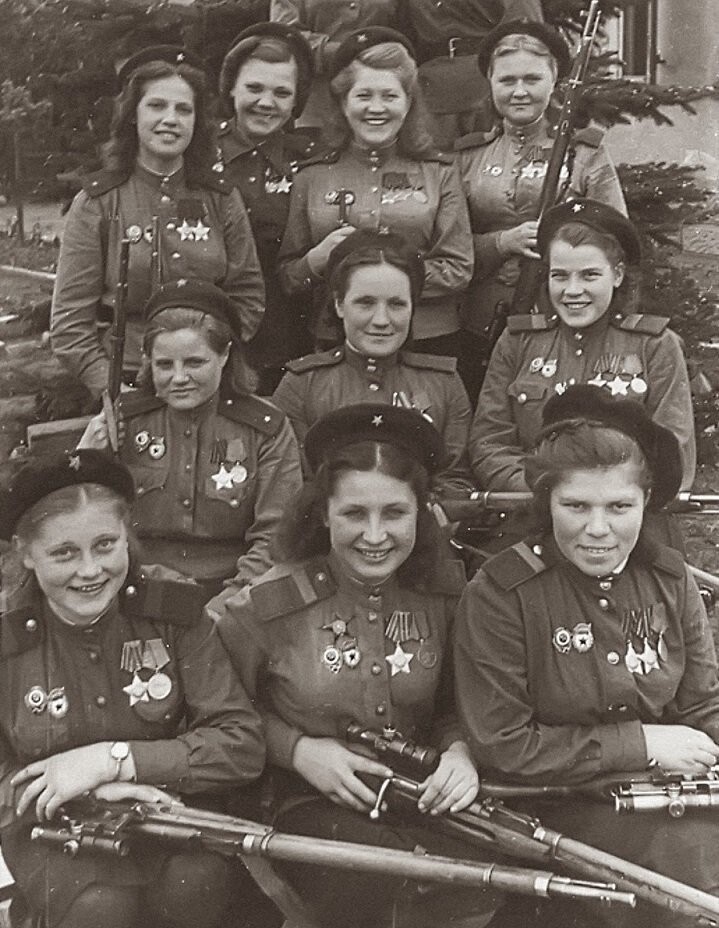 24. Женщины-снайперы 3-й ударной армии (1 Белорусский фронт) - общими силами 775 уничтоженных врагов, 1945 г.