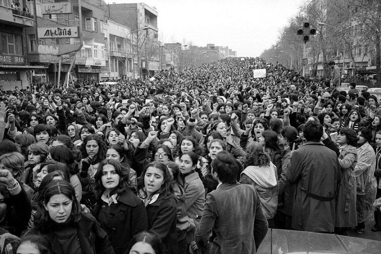 5. Женские протесты против ношения хиджаба после революции, Иран, 1979 г.